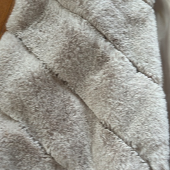 BCBG generation faux fur vest - Picture 7 of 8